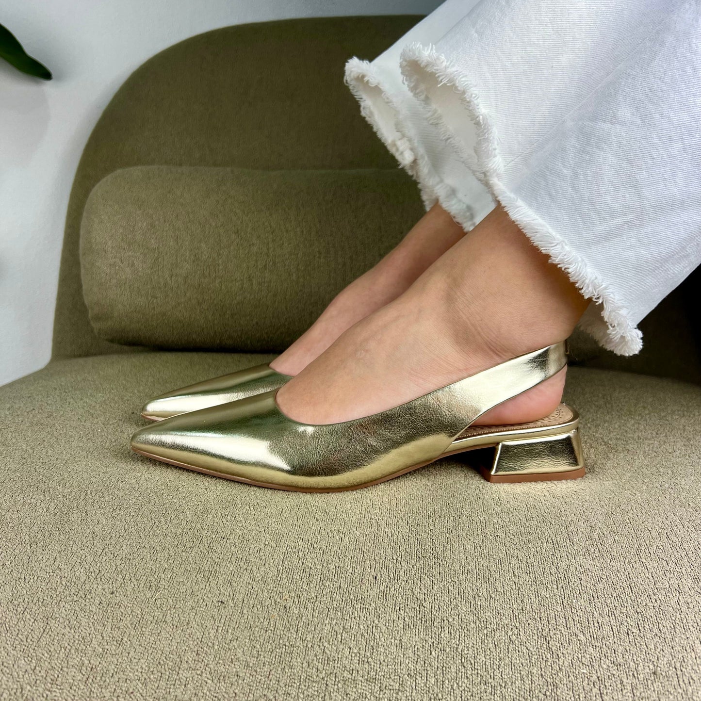 Sapato Slingback com salto - Dourado